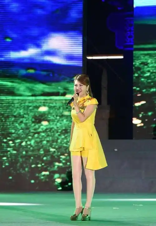 原创36岁乌兰图雅好撩人穿流苏迷你裙秀身材中年还保持少女曲线