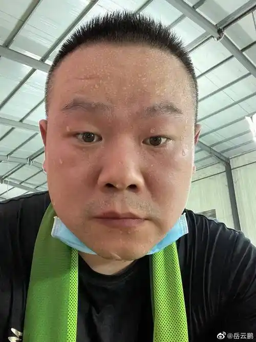 原创岳云鹏晒户外健身照黑色短袖上白色汗渍明显瘦身成功脸带笑意