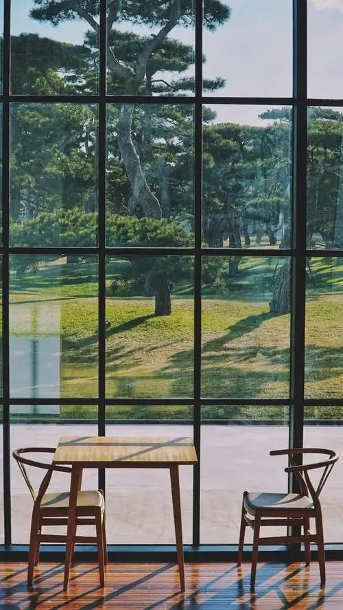 请问大家有没有类似这种窗外风景的壁纸好喜欢