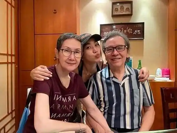 在我所在的团队中,有一位名叫李颖的女同事,她和我是同一年进入公司的