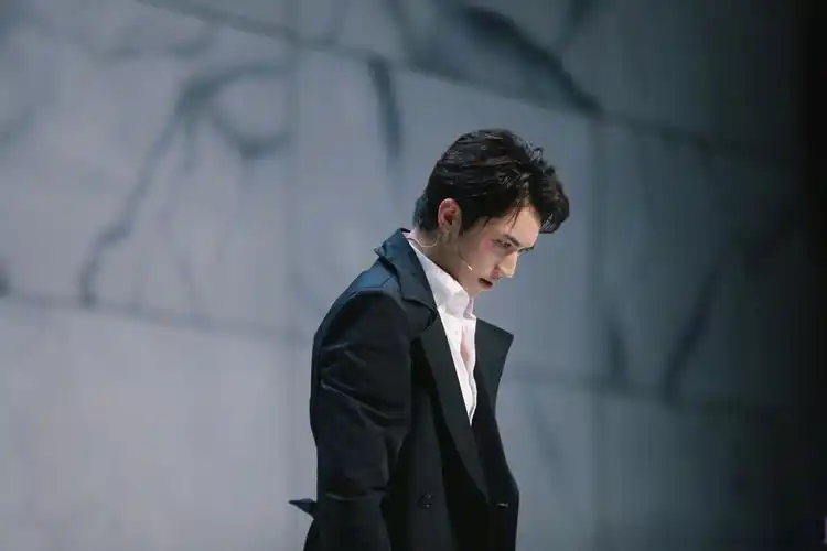 星尚人# @许魏洲 最新随拍,置身于红色复古剧院中,画面极具反差感