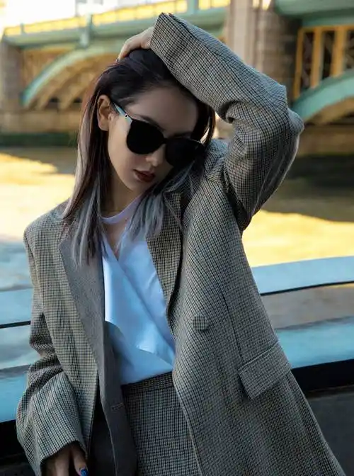 戚薇穿小猫上衣可爱又减龄,但"垃圾分类"包包实力抢镜,真搞怪_时尚