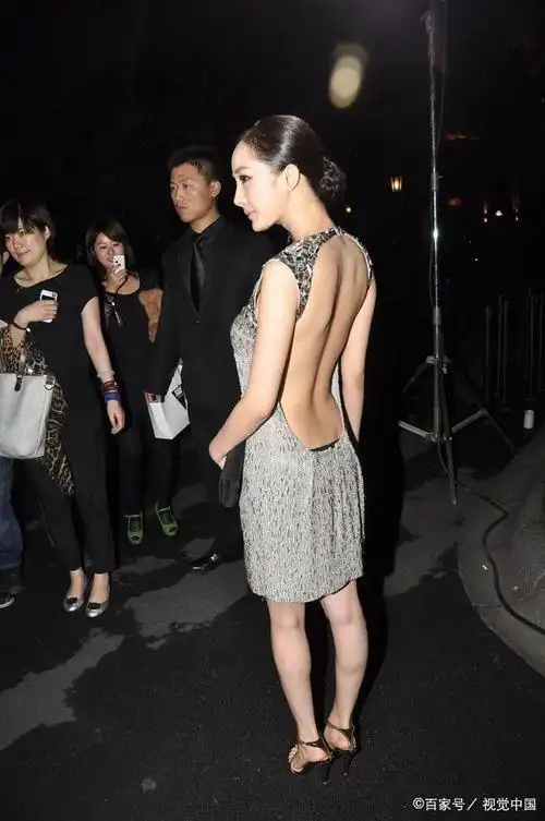 杨幂真疯狂,罕见大尺度真空穿礼裙,意外暴露一缺点,看着尴尬