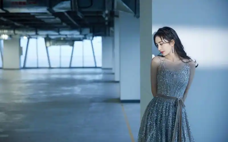 杨幂优雅亮片裙图片-美女壁纸-高清美女图片-第5图-娟娟壁纸