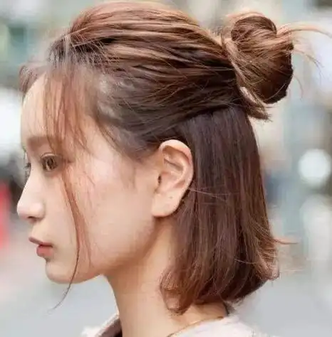 发尾微微内扣的齐脖短发发型,半扎半盘出可爱的半丸子头发型,看起来