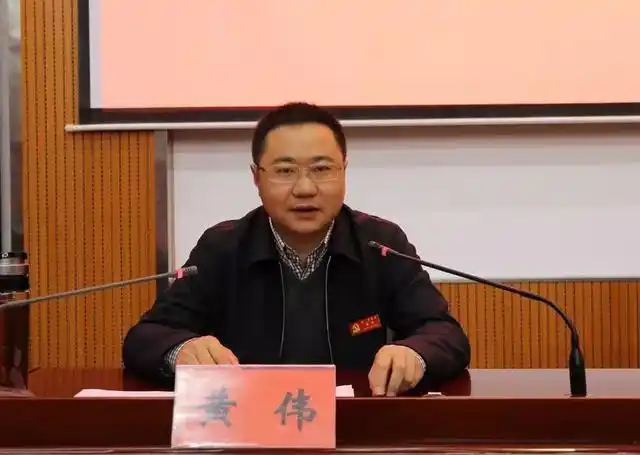 省委常委身体难以适应辞去兼任市委书记后联动的人事调整