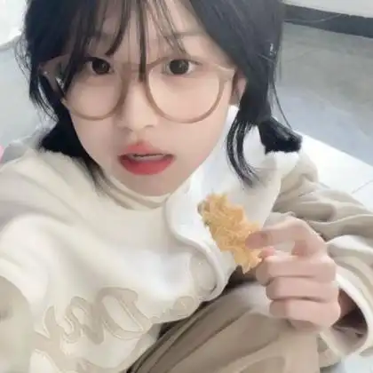 女生头像ins可爱真人图片 大部分戴眼镜_女生头像_头像屋