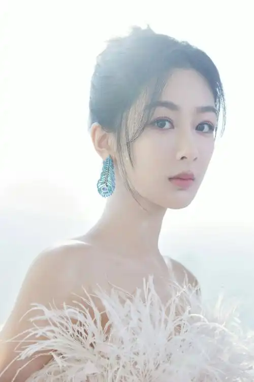 10月17日,《长相思》举办了第一季庆功宴,活动现场,杨紫身着仙气十足