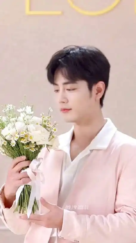 肖战#    比鲜花更浪漫的,想必就要属送花儿的你了吧    #肖战深鞍
