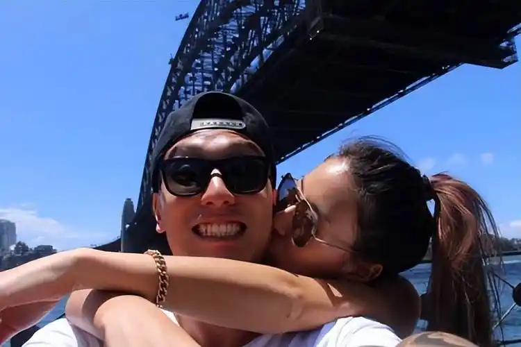 萧亚轩前男友王阳明跟老婆疑似分居,因女儿教育问题,疑分居两年