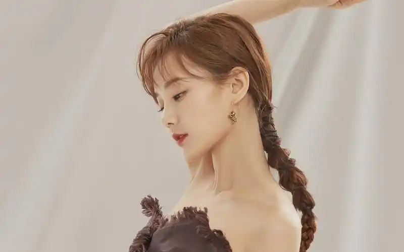 李一桐性感优雅写真桌面壁纸