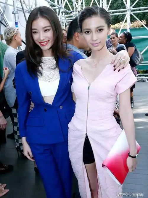 跟以美著称的女明星同框也没有输过,比如跟anelababy合影,她的明艳