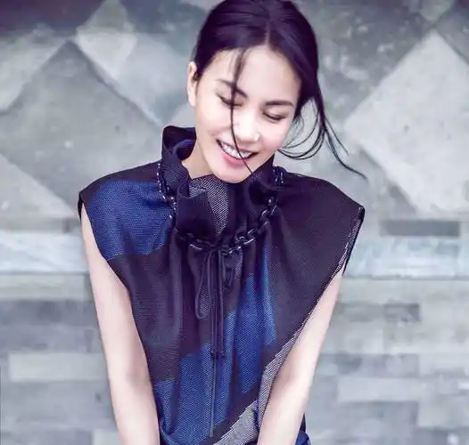 高冷女神王菲,穿妩媚睡衣面带笑容出镜,齐耳短发扭着小蛮腰_专辑_王靖