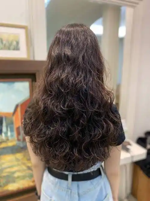 通过巧妙的烫发技术,发型在保持整体蓬松感的同时,又能展现出层次感