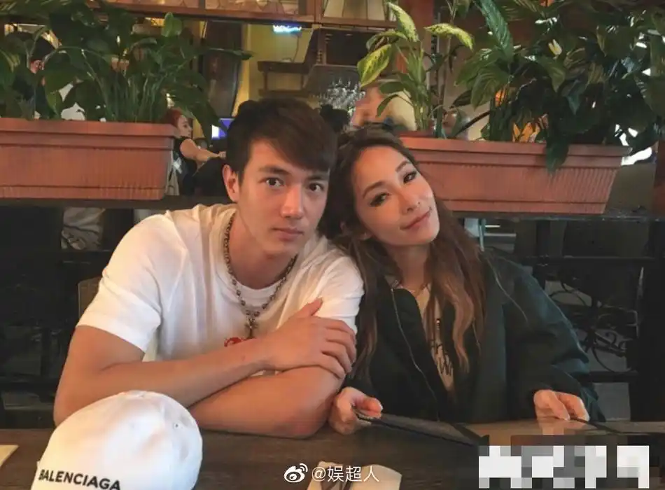 萧亚轩与新男友黄皓游玩照片曝光