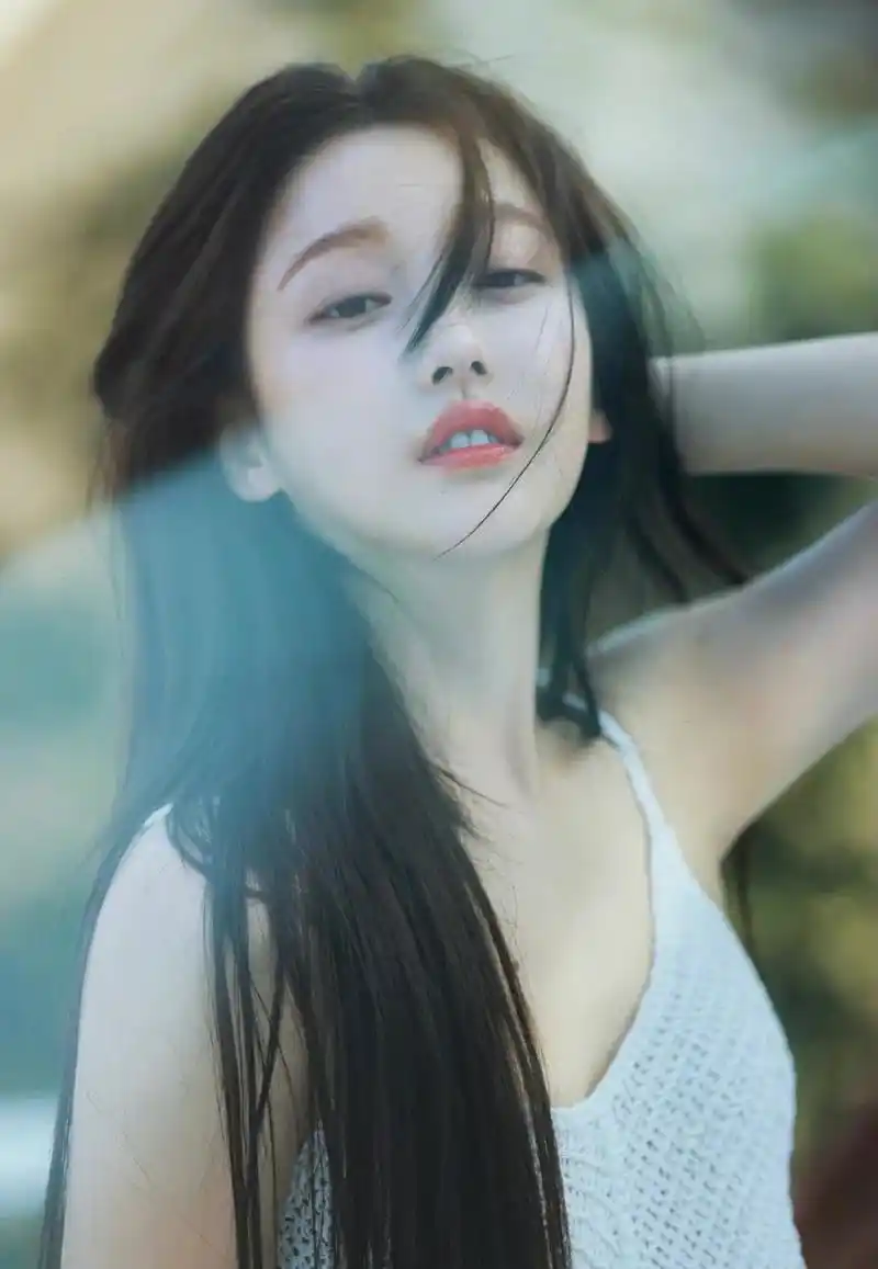 姜贞羽早秋纯欲风写真!身穿纯白吊带连衣裙,衬出雪白少女肌肤