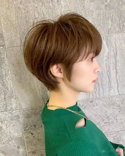 好看的挂耳短发搭配流行的栗棕色染发,蓬松立体很修饰头型,越看越时尚