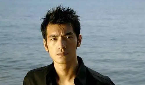 2,五角形脸/国字脸 大多数男生的脸型,参考男明星:胡兵,陈赫,周杰伦