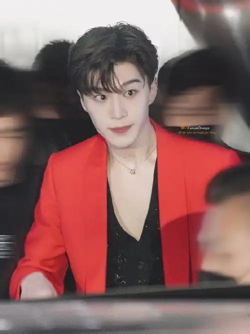 范丞丞红色西装造型