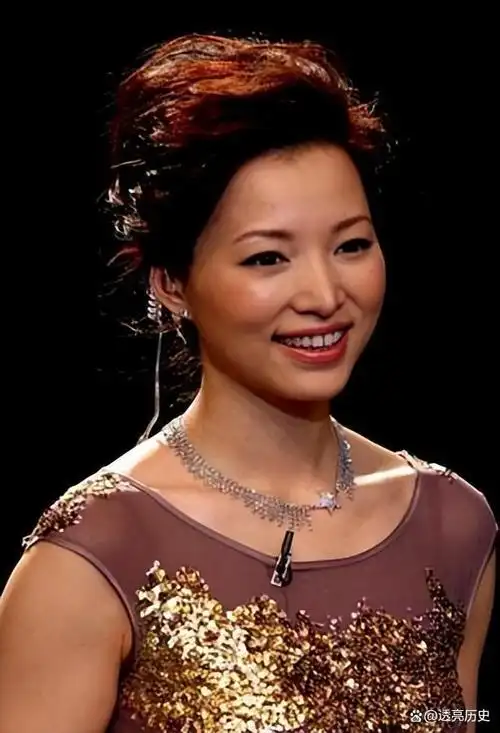 董卿带10岁儿子外出逛街,打扮知性身材苗条,生活状态好松弛