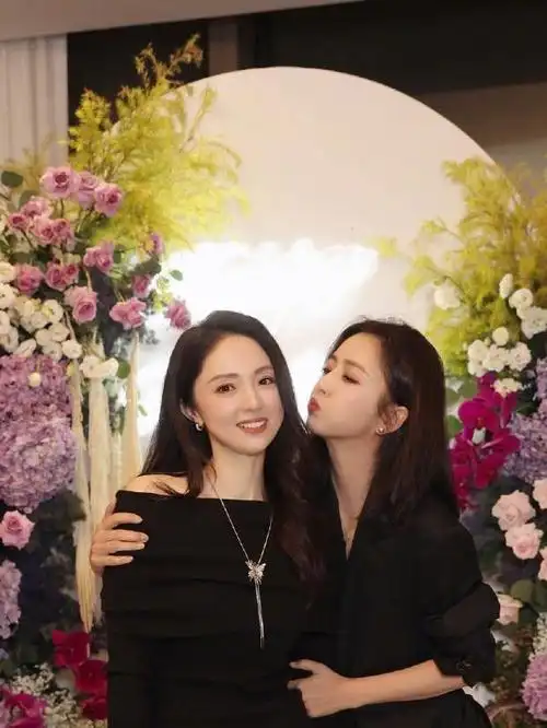 佟丽娅董璇闺蜜穿搭真时髦4套穿搭一个温婉一个端庄有气质