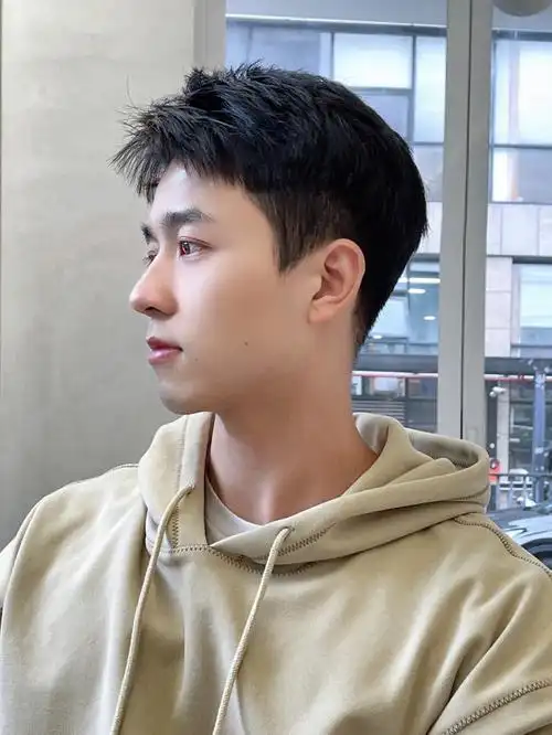 高鼻梁有啥好处男生早春卫衣穿搭