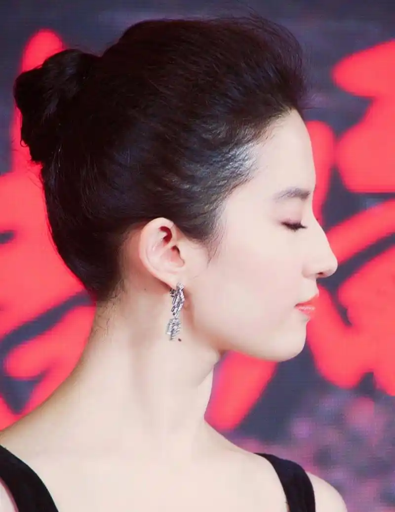 看刘亦菲的侧脸显的好高贵,真的是气质女神!好完美!#刘亦菲# #娱乐