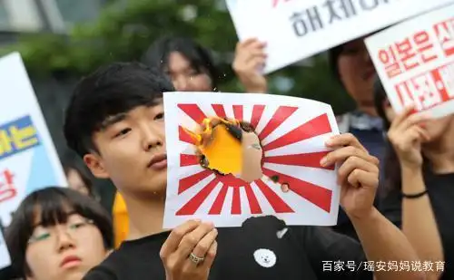南师大校园活动误挂日本"旭日旗"受谴责,是时候加强历史教育了