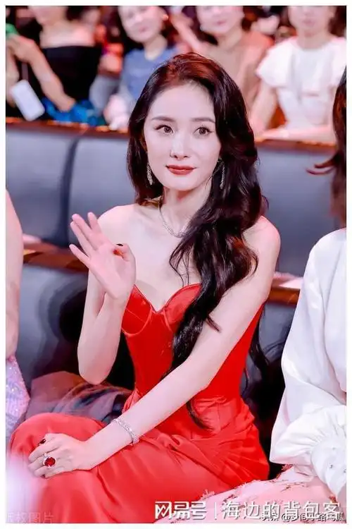 杨幂身穿红色抹胸礼服裙简洁明艳