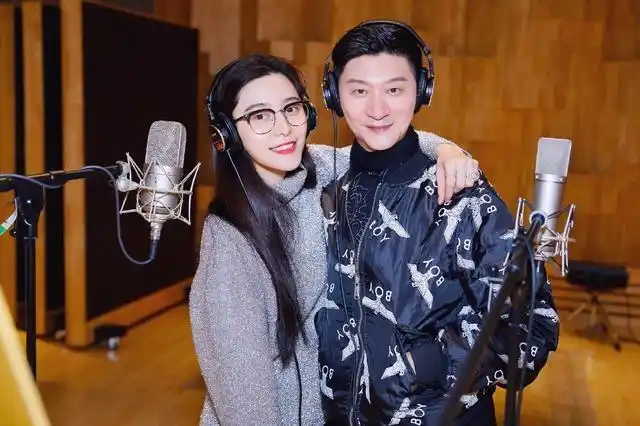 一家子颜霸范丞丞晒妈妈年轻照范妈妈卷发墨镜摩登范十足