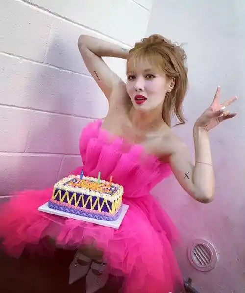 金泫雅晒生日美照,男友金晓钟视觉下少女粉露肩裙,身材不逊超模_造型