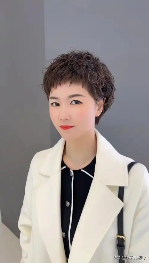 头发扁塌适合的发型,头发比较扁平适合什么发型(头发少个子不高脸盘大