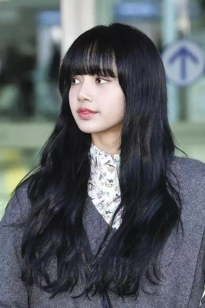 lisa这造型直男看了都夸漂亮!齐刘海大卷发超浪漫,漫画女主一个