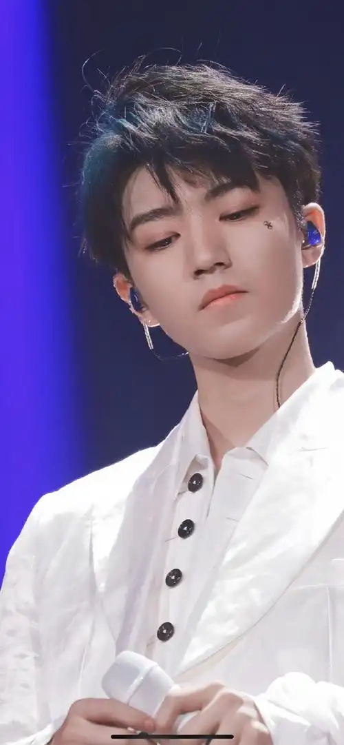 王俊凯karrywang工作室你出来说句话啊0198我知道王俊凯唱歌好听