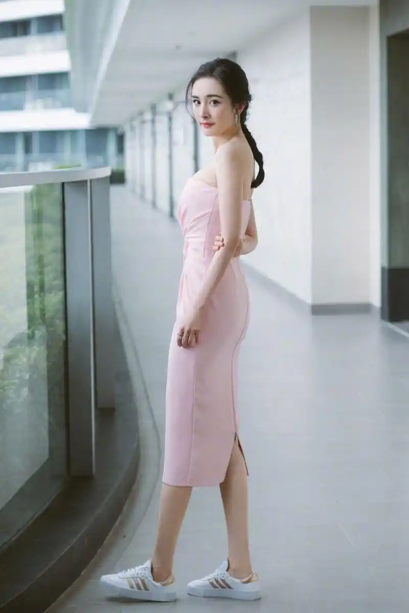 杨幂是有多瘦穿粉色抹胸裙打个结还很松但身材曲线好惊艳