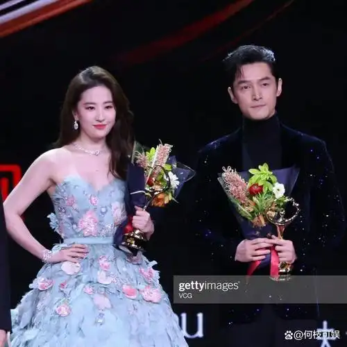 近日,胡歌和刘亦菲微博之夜的再度同台,引发了网友的热议.