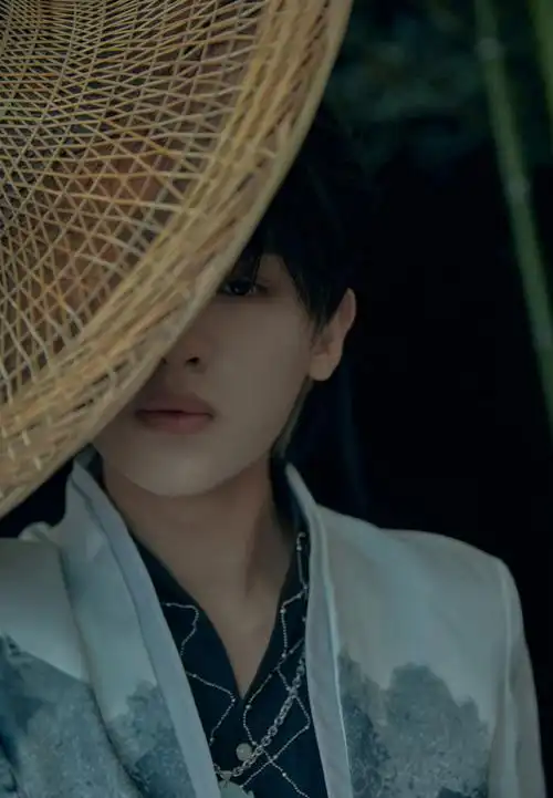 黄明昊最新古风造型帅气写真
