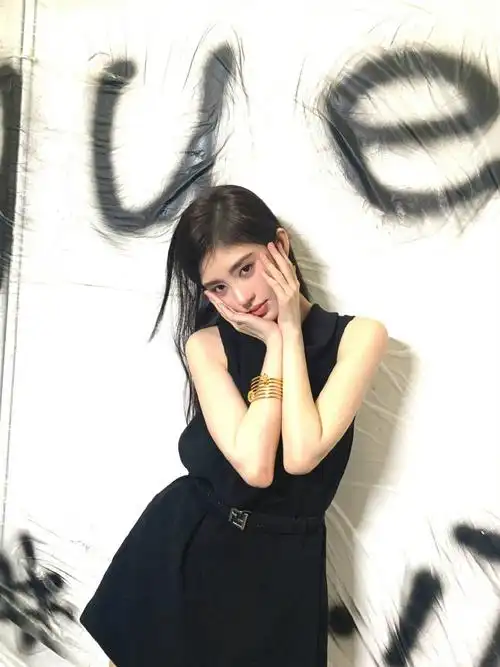 【#鞠婧祎真的很忙呀#】参加时尚活动的@鞠婧祎真的很繁忙呀!