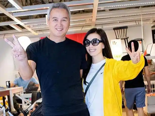 林瑞阳海外露面捞金发眉全白胖成大头娃娃穿灰t扮少年仍沧桑