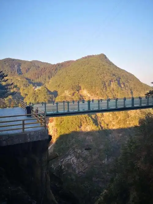 青云栈道位于江西省宜春市的明月山顶,在山顶的缆车站的旁边步行大概