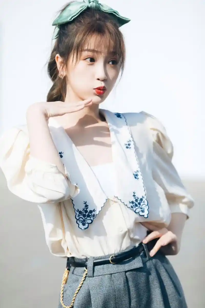 虞书欣#  虞书欣白色薄纱公主袖上衣搭配裸腿短裤,俏皮可爱甜美清侣