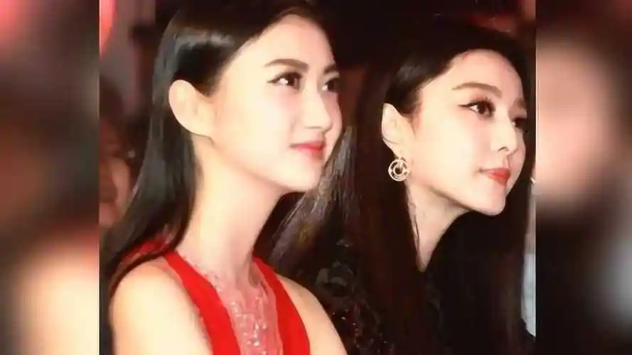 29岁景甜和35岁范冰冰同框气质差得绝不止6岁你们觉得谁最美