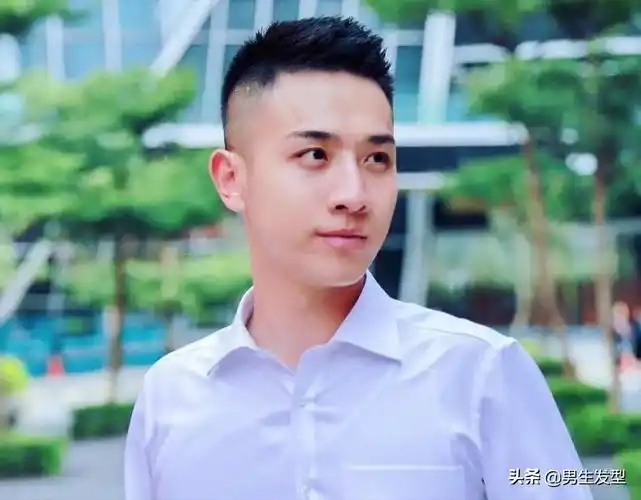 剪这样一款短飞机头发型,两边头发全部剃光,中间头发往前翘起,清爽