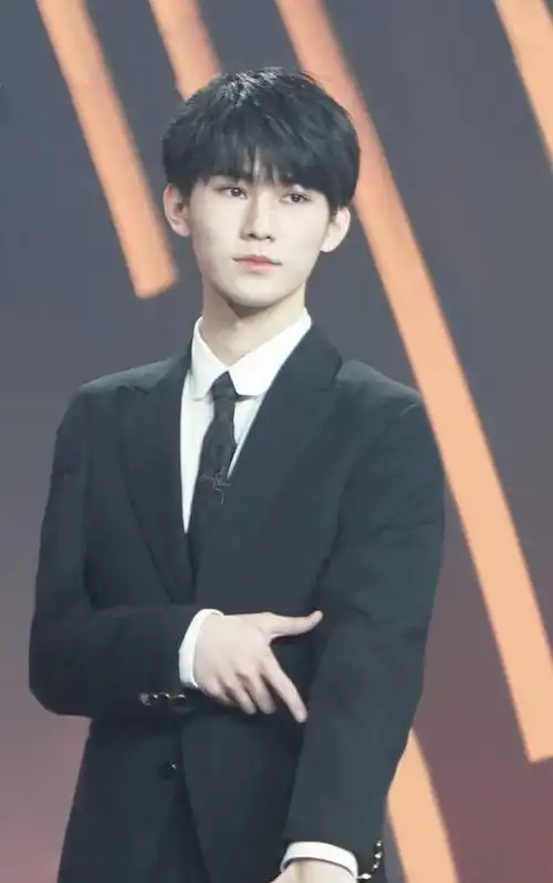 时代少年团-张真源#时代少年团tmea西装造型