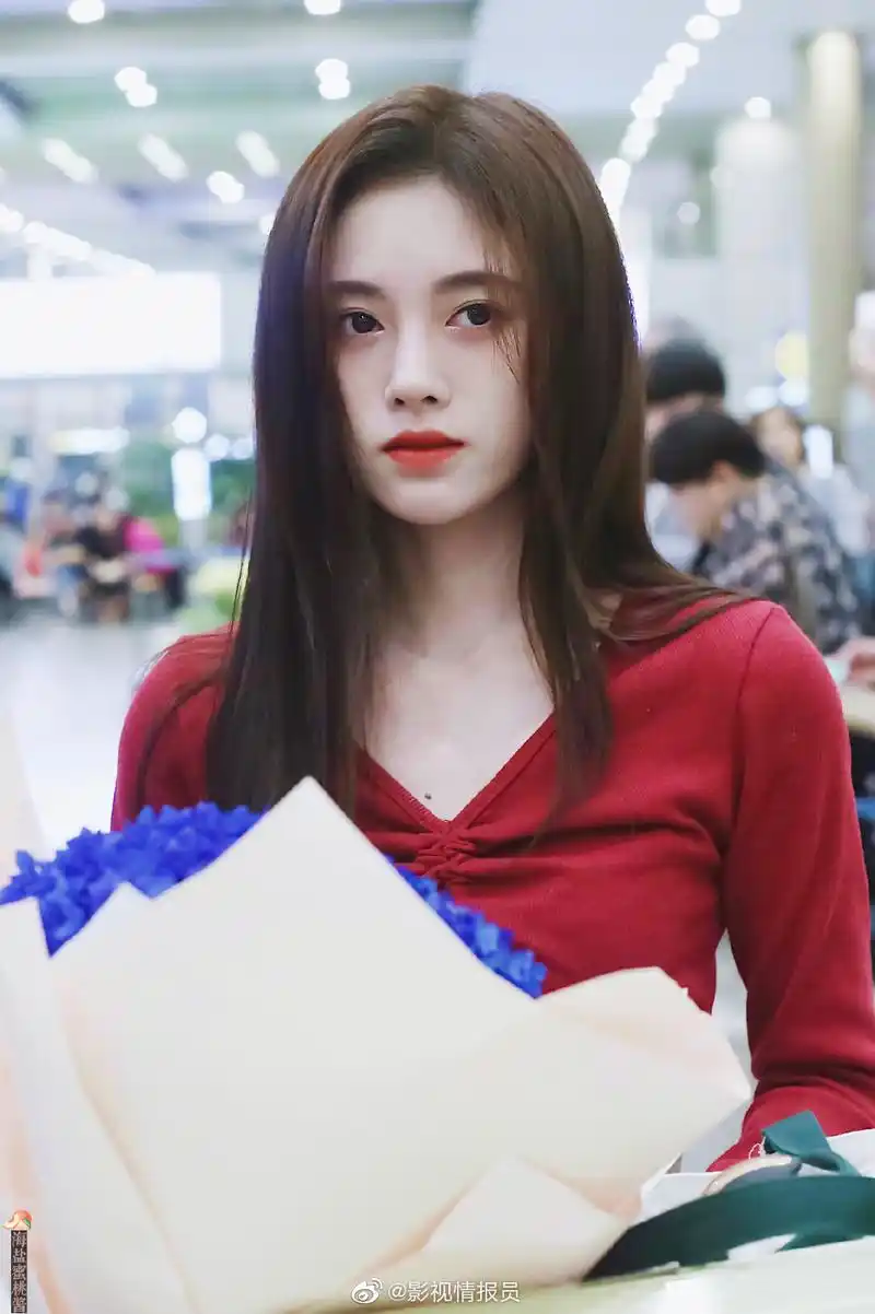 8月23~24日,近两日的最新明星机场look一组:王一博,angelababy,张翰