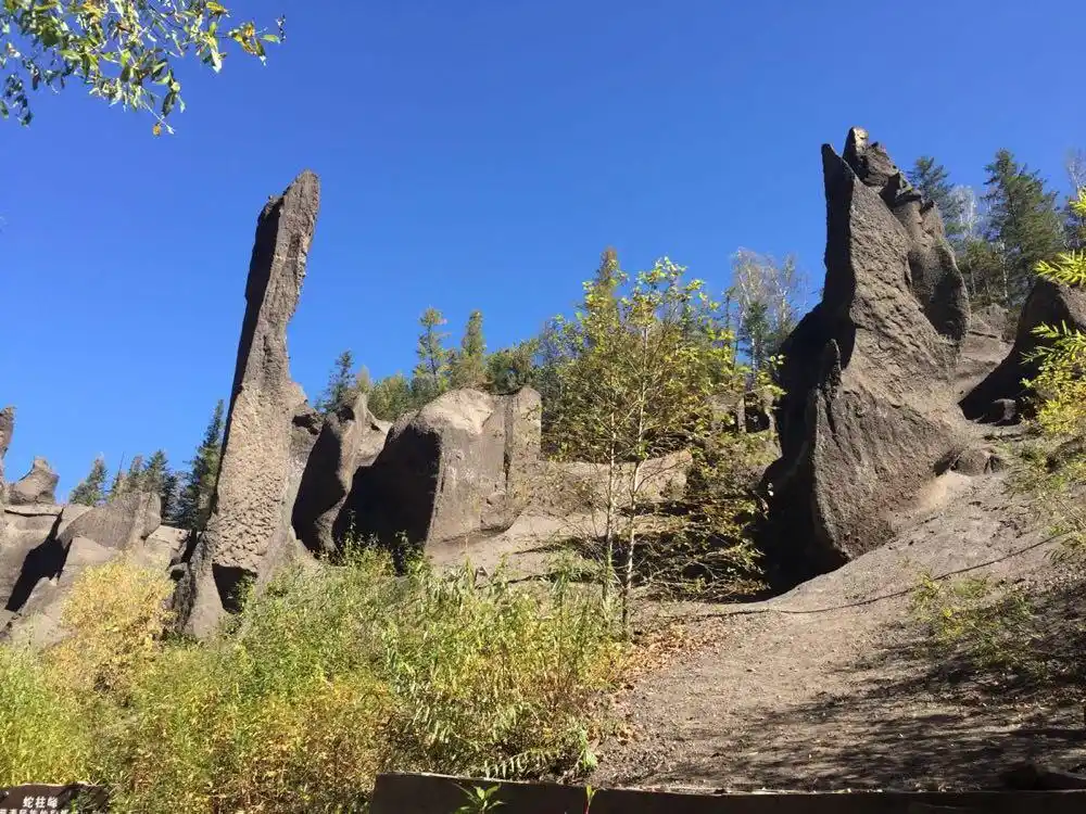 峡谷浮石林是火山喷发形成 与锦江大峡谷不同的是它要下到谷底向上