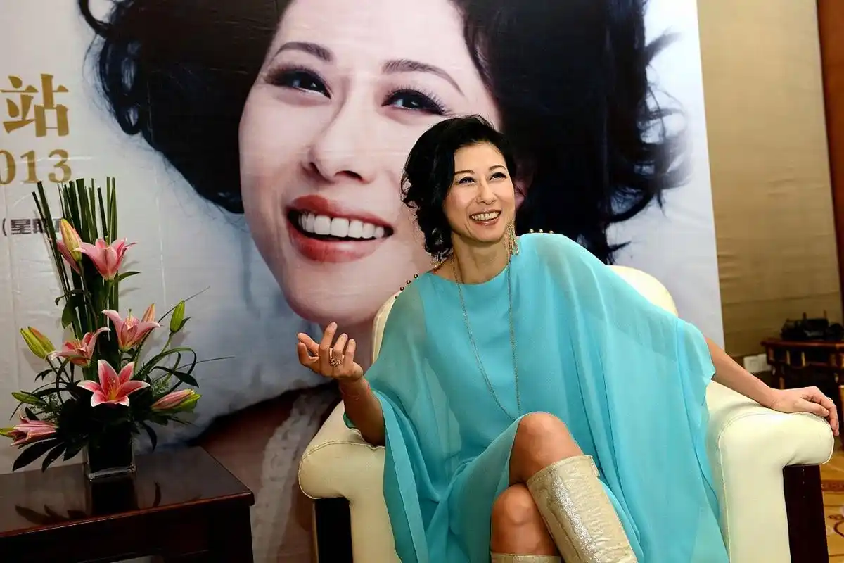 63岁的叶倩文依然身材火辣,唱功丝毫不减 助阵李克勤演唱会,一出场