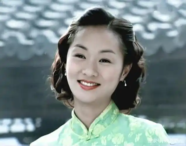 尤其是2000年,由她和孙耀威主演的《怀玉公主》大热,郑家榆一下子红遍