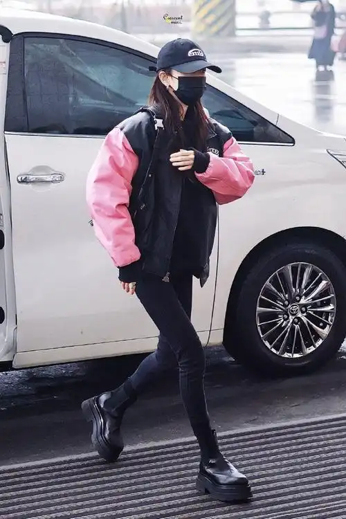 杨幂粉黑棒球服