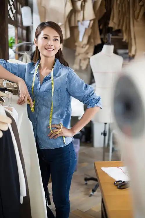 女服装设计师拿着平板电脑